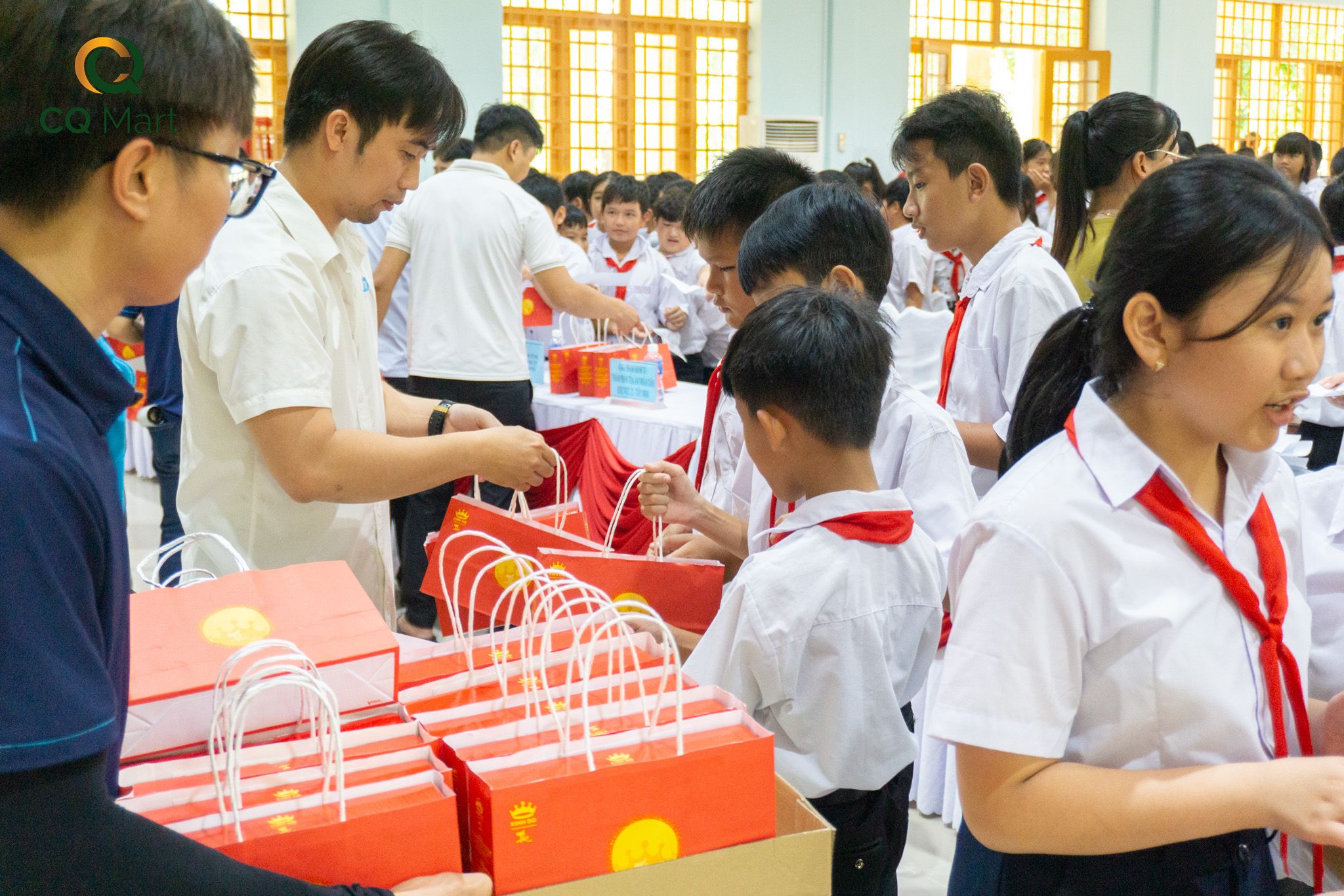 goi-y-qua-tang-cho-tre-em-ngheo